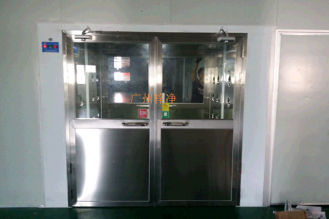 一般風(fēng)淋室與貨淋室是選用無(wú)隔板高效過(guò)濾器還是有隔板高效過(guò)濾器